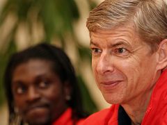 A za pár minut po té usedl před novináře v jednom pražském hotelu také trenér Arsenalu - Arsene Wenger. Soupiska jeho týmu doznala poměrně zásadních změn, přesto působil jistě a uvolněně.