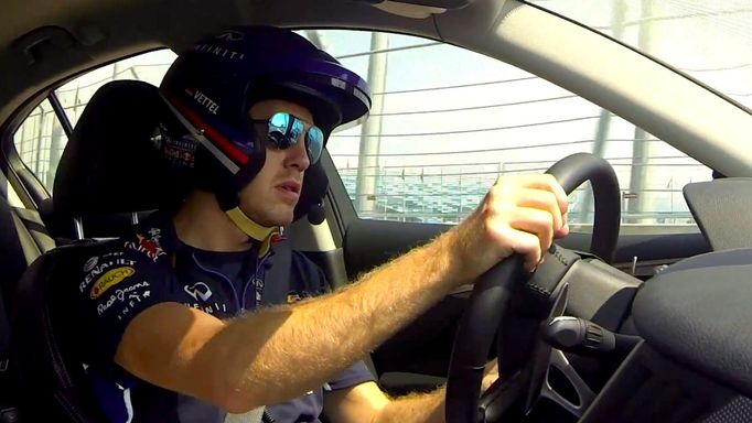 Sebastian Vettel si zkouší trať v Soči v Infiniti Q50 Hybrid