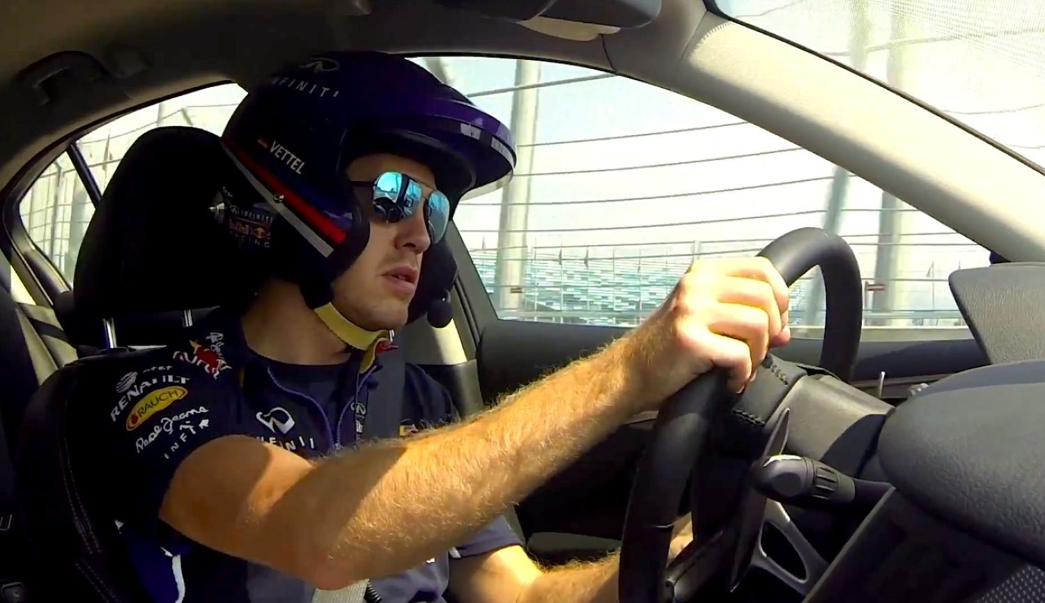 Sebastian Vettel si zkouší trať v Soči v Infiniti Q50 Hybrid