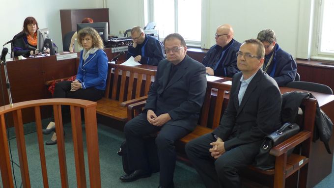 Lucie Kuželová, Václav Krištof a Pavel Melika (zleva) na lavici obžalovaných. Obžaloby z korupce je soud zprostil.