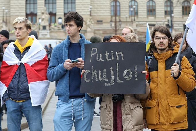 Fotografie z demonstrace na podporu Ukrajiny na Václavském náměstí v Praze. 24. 2. 2022