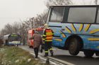 Autobus sjel ze silnice a narazil do stromu, 3 zranění