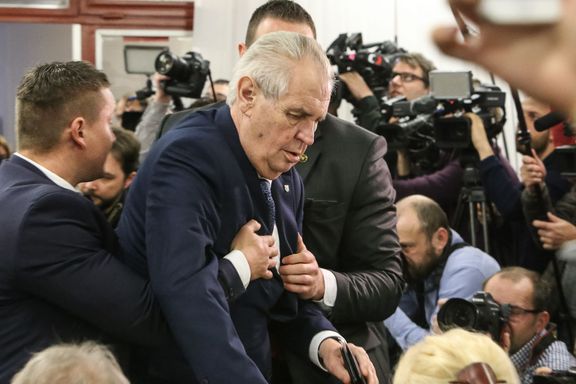 Při hlasování ve školní volební místnosti na pražských Lužinách byla prezidenta Miloše Zemana napadena polonahá žena s transparentem a vulgárním nápisem, kterou ochranka.