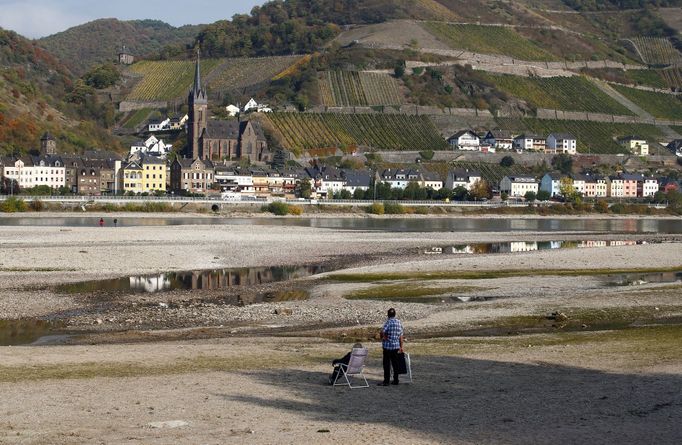 Řeku Rýn v Německu trápí sucho, fotografie zachycuje Rýn poblíž městečka  Bacharach, říjen 2018