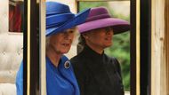 Britská královna Camilla a první dáma Melania Trumpová jedou v kočáře The Scottish State Coach během koňského průvodu směrem k hradu Windsor.