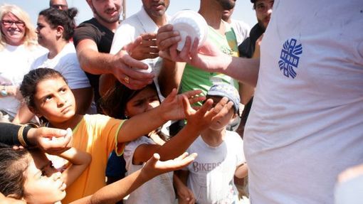 Potravinová pomoc české Charity dorazila k uprchlíkům na hranici Řecka a Makedonie