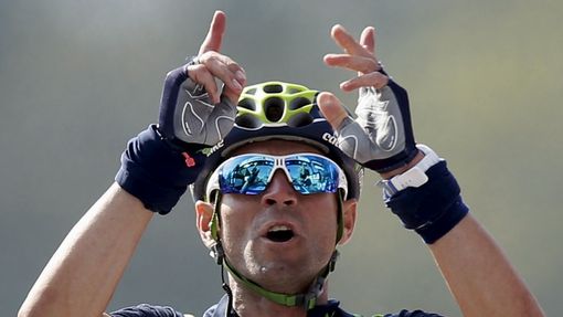 Alejandro Valverde slaví vítězství v cíli závodu Valonský šíp.