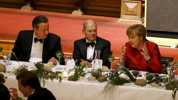Britský ministerský předseda David Cameron, hamburský starosta Olaf Scholz a kancléřka Angela Merkelová na slavnostní hostině.