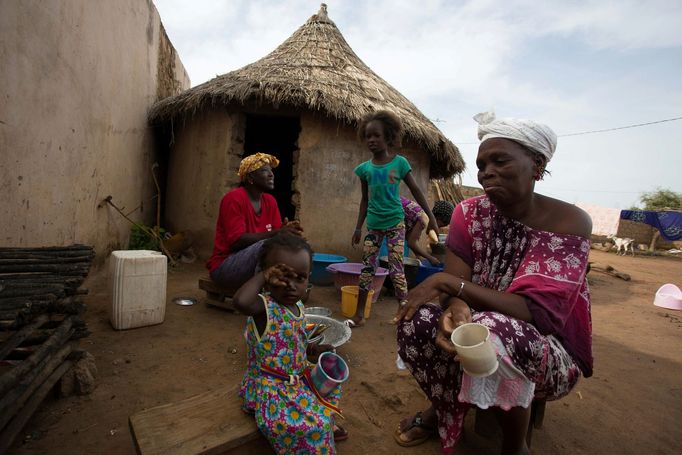 Senegal. Příbuzní běžence, který zahynul na cestě do Evropy.