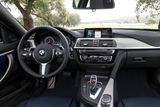 BMW - BMW má složité ceníky. V případě řady 3 si můžete vybrat z několika paketů. Například balíček BMW ConnectedDrive Advanced vyjde s navigací na 52 884 korun.