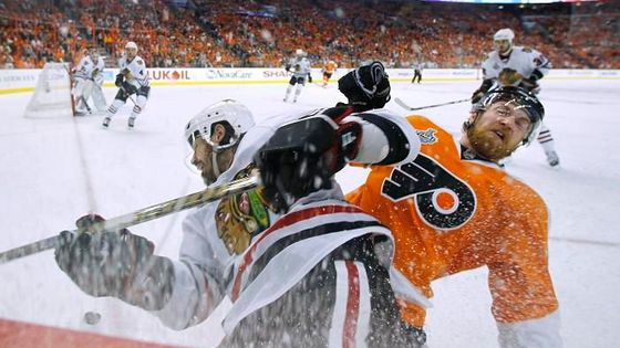 Obrazem: Radost Chicaga, smutek Philadelphie. Stanley Cup vyhráli Blackhawks