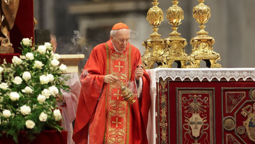 Děkan kardinálského kolegia, kardinál Giovanni Battista Re, předsedá mši svaté sloužené při volbě nového papeže v bazilice svatého Petra.