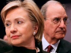 Hillary Clintonová a zvláštní vyslanec pro blízkovýchodní mírový proces USA George Mitchell na konferenci v letovisku u Rudého moře