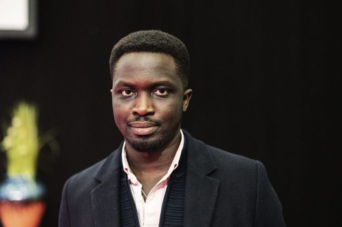 Mohamed Mbougar Sarr loni na knižním veletrhu ve finských Helsinkách.