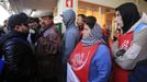 Workers (R) wearing vests bearing the words "general strike", form a picket line as they argue with non-striking colleagues (L) reporting for work, at the entrance of Mitrena shipyard, south of Lisbon November 14, 2012. Spanish and Portuguese workers will stage the first coordinated general strike across the Iberian Peninsula on Wednesday, shutting transport, grounding flights and closing schools to protest against spending cuts and tax hikes. REUTERS/Jose Manuel Ribeiro (PORTUGAL - Tags: POLITICS CIVIL UNREST BUSINESS EMPLOYMENT MARITIME TRANSPORT) Published: Lis. 14, 2012, 10:07 dop.