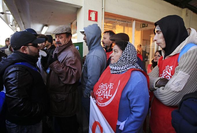 Workers (R) wearing vests bearing the words "general strike", form a picket line as they argue with non-striking colleagues (L) reporting for work, at the entrance of Mitrena shipyard, south of Lisbon November 14, 2012. Spanish and Portuguese workers will stage the first coordinated general strike across the Iberian Peninsula on Wednesday, shutting transport, grounding flights and closing schools to protest against spending cuts and tax hikes. REUTERS/Jose Manuel Ribeiro (PORTUGAL - Tags: POLITICS CIVIL UNREST BUSINESS EMPLOYMENT MARITIME TRANSPORT) Published: Lis. 14, 2012, 10:07 dop.