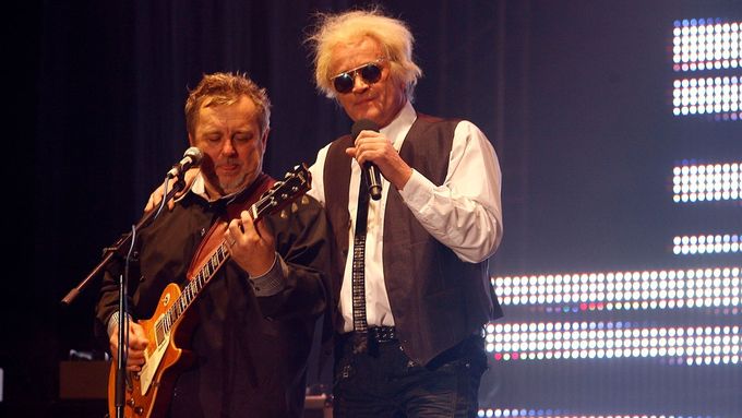 Michal Pavlíček a Michael Kocáb na koncertu Pražského výběru v roce 2012.