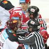 3. kolo hokejové Tipsport extraligy, HC Sparta Praha - HC Oceláři Třinec: Šarvátka mezi Janem Buchtelem a Aronem Chmielewskim