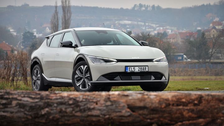 Další komplikace pro Škodu Enyaq. Kia EV6 jezdí za málo a je investicí do budoucna; Zdroj foto: Martin Přibyl