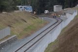 Vlak poprvé vyjel na nově otevřenou trať, která měla zrychlit spojení ze Seattlu na jih o deset minut. Její modernizace byla součástí projektu v přepočtu za čtyři miliardy korun.