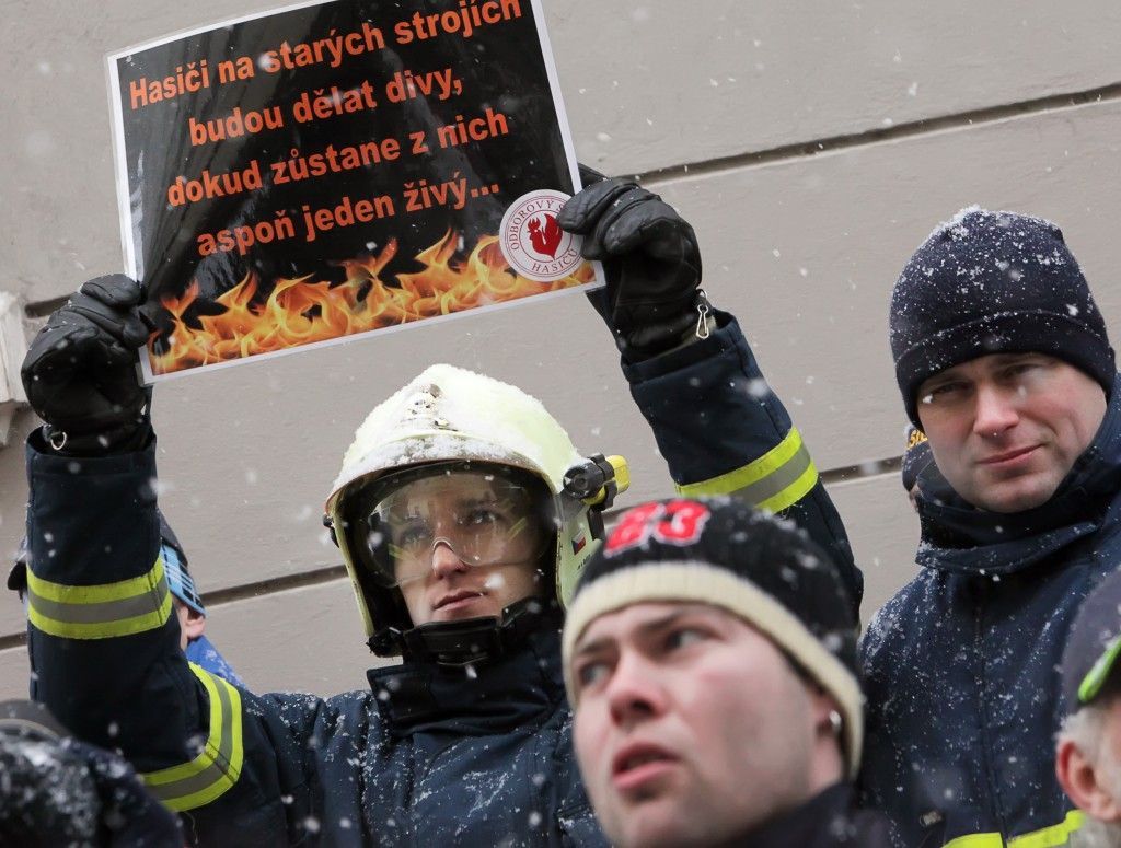 Protest hasičů a policistů