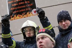 Hasiči tlačí kvůli platům na Johna, uvažují o protestu