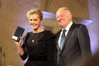 Prezident Miloš Zeman vyznamenal i Zdeňka Trošku, Helenu Vondráčkovou nebo Luďka Sobotu