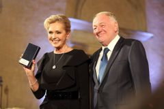 Prezident Miloš Zeman vyznamenal i Zdeňka Trošku, Helenu Vondráčkovou nebo Luďka Sobotu