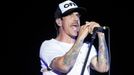 Red Hot Chili Peppers třídenní festival zakončili. "Mám pocit, že jsem v Lawrence z Arábie," říkal Anthony Kiedis, zpěvák RHCP, když připomínal písečné bouře, s nimiž se