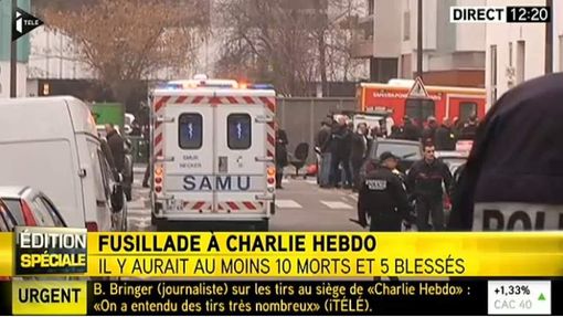 Záchranáři a policisté před redakcí časopisu Charlie Hebdo v Paříži.