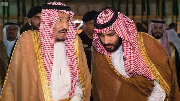 Korunní princ Muhammad bin Salmán (vpravo) naslouchá svému otci, králi Salmánovi.