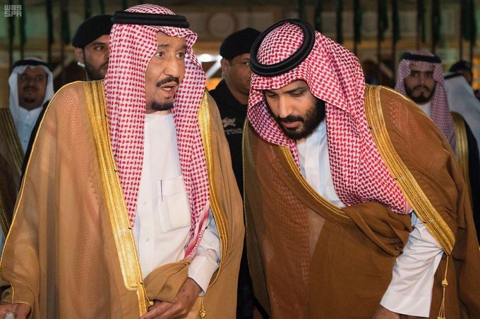 Korunní princ Mohammed bin Salmán naslouchá svému otci králi Salmánovi.