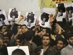 Ahmadínežád tento týden čelil protestům na teheránské univerzitě. Na znak nesouhlasu s jeho politikou drželi studenti fotografie prezidenta obráceně.