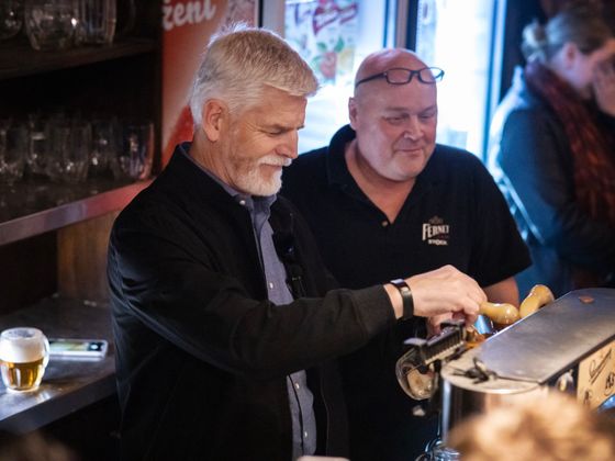 Prezidentský kandidát Petr Pavel patrně poprvé v životě čepoval pivo