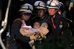 Japonsko zasáhly další silné otřesy. Desítky lidí uvízly pod sutinami, je ochromená doprava