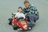 Kevin Magnussen má závodění v genech. Na fotografii z dětství se vedle syna pyšně usmívá závodník Jan Magnussen. Rodák z Roskilde absolvoval 25 Velkých cen, v nichž získal jeden bod. Jan se ovšem prosadil ve světě vytrvalostních závodů, s  Chevroletem Corvette čtyřikrát vyhrál svoji třídu v Le Mans.