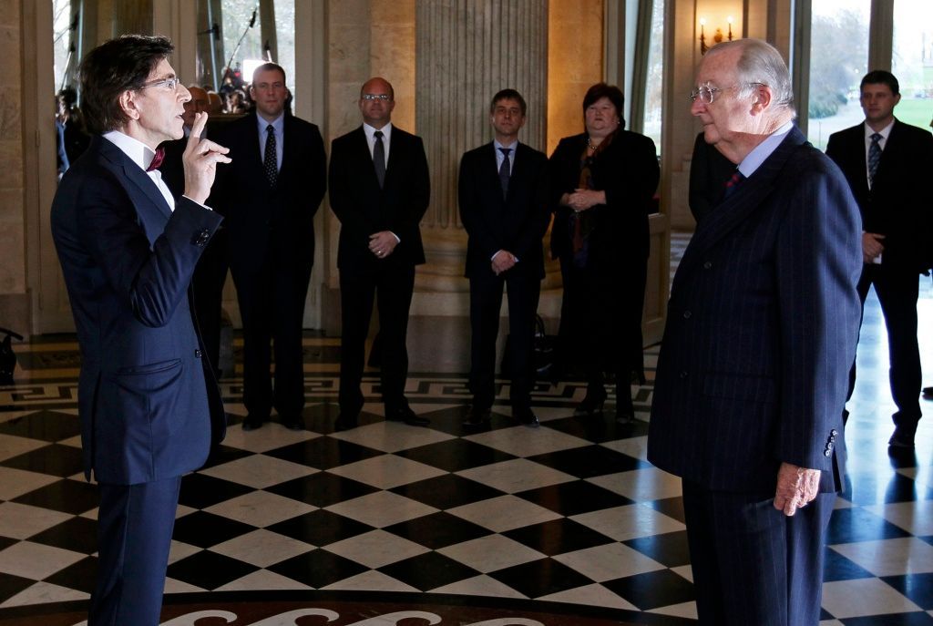 Belgie: nový premiér Elio di Rupo skládá přísahu do rukou krále Alberta II.