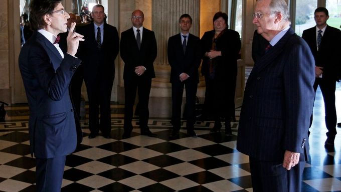 Nový belgický premiér Elio di Rupo (vlevo) skládá přísahu do rukou krále Alberta II.