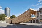Čtyřiatřicet metrů dlouhá instalace z lepených dřevěných CLT panelů vznikla v rámci designového festivalu v Londýně a vypadá trochu jako houpací dům. Ve skutečnosti se však jmenuje The Smile, tedy úsměv. Autorkou projektu, který je nominován v kategorii drobných projektů, je britská architektka Alison Brooksová.