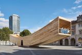 Čtyřiatřicet metrů dlouhá instalace z lepených dřevěných CLT panelů vznikla v rámci designového festivalu v Londýně a vypadá trochu jako houpací dům. Ve skutečnosti se však jmenuje The Smile, tedy úsměv. Autorkou projektu, který je nominován v kategorii drobných projektů, je britská architektka Alison Brooksová.