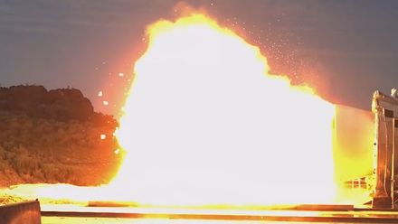 NASA testovala motor pro nové rakety. Na zpomaleném záběru je vidět jeho zažehnutí