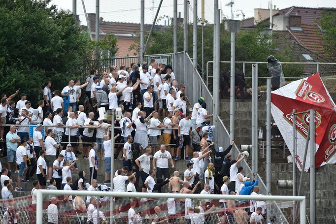 Fanoušci Baníku Ostrava na stadionu v Brně