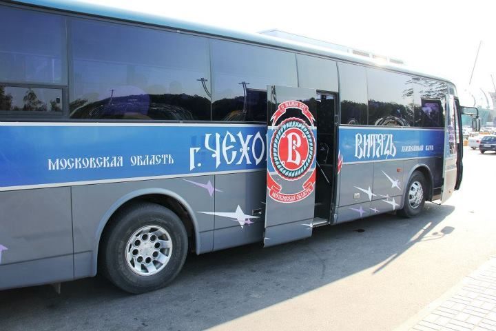 HC Lev na prvním výjezdu do Ruska. týmový autobus v Čechově