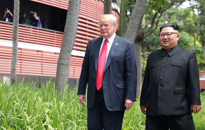 Kim Čong-un a Donald Trump na historickém summitu v Singapuru.