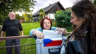 První den voleb do Poslanecké sněmovny Parlamentu České republiky v Libereckém kraji, 3. října 2025, Troskovice, Semilsko. Volební komise s přenosnou volební urnou u manželů Dvořákových.
