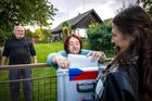 První den voleb do Poslanecké sněmovny Parlamentu České republiky v Libereckém kraji, 3. října 2025, Troskovice, Semilsko. Volební komise s přenosnou volební urnou u manželů Dvořákových.
