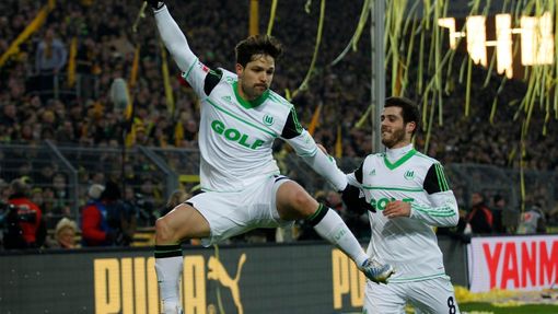 Diego z Wolfsburg slaví svoji úspěšně proměněnou penaltu proti Borussii Dortmund.