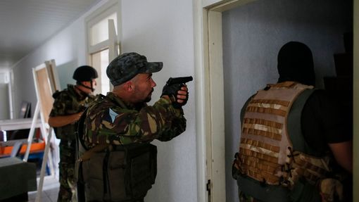 Národní garda kontroluje domy, kde se ukrývali proruští separatisté. Prezident Poroshenko považuje dobytí Slavjansku za zlom v boji se separatisty.