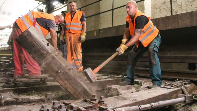 Podívejte se, jaké práce momentálně probíhají v tunelu pražského metra.