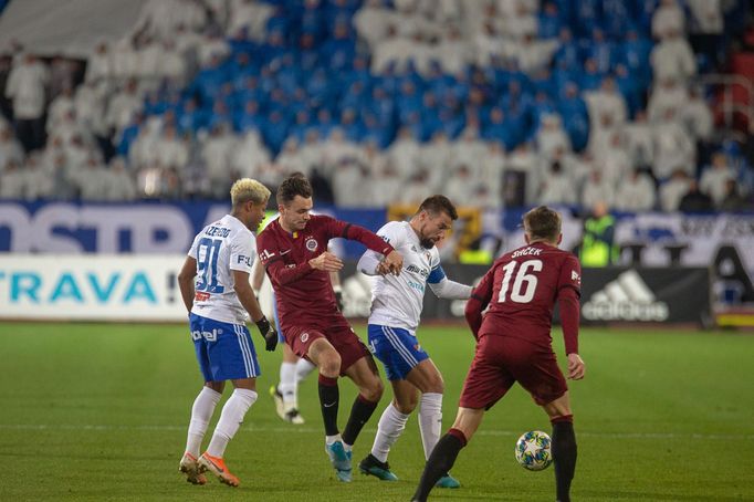 20. kolo, Baník - Sparta: Milan Baroš v souboji o míč.